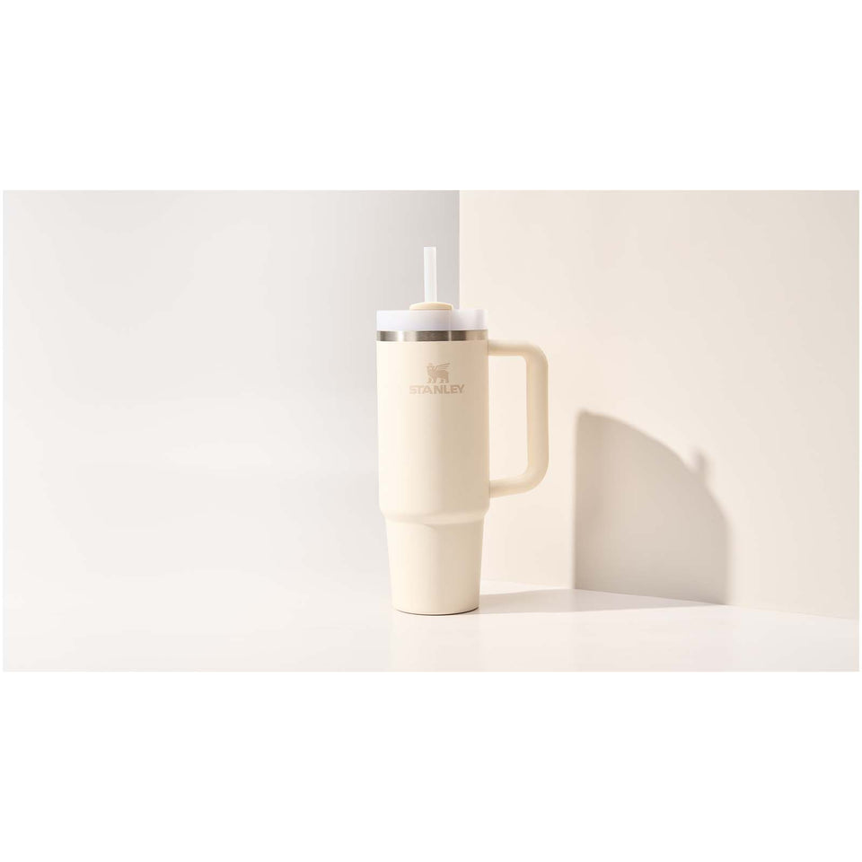Bicchiere isolato Stanley Quencher® H2.0 FlowState™ 890 ml in acciaio inox riciclato personalizzato con logo - Pubblienne