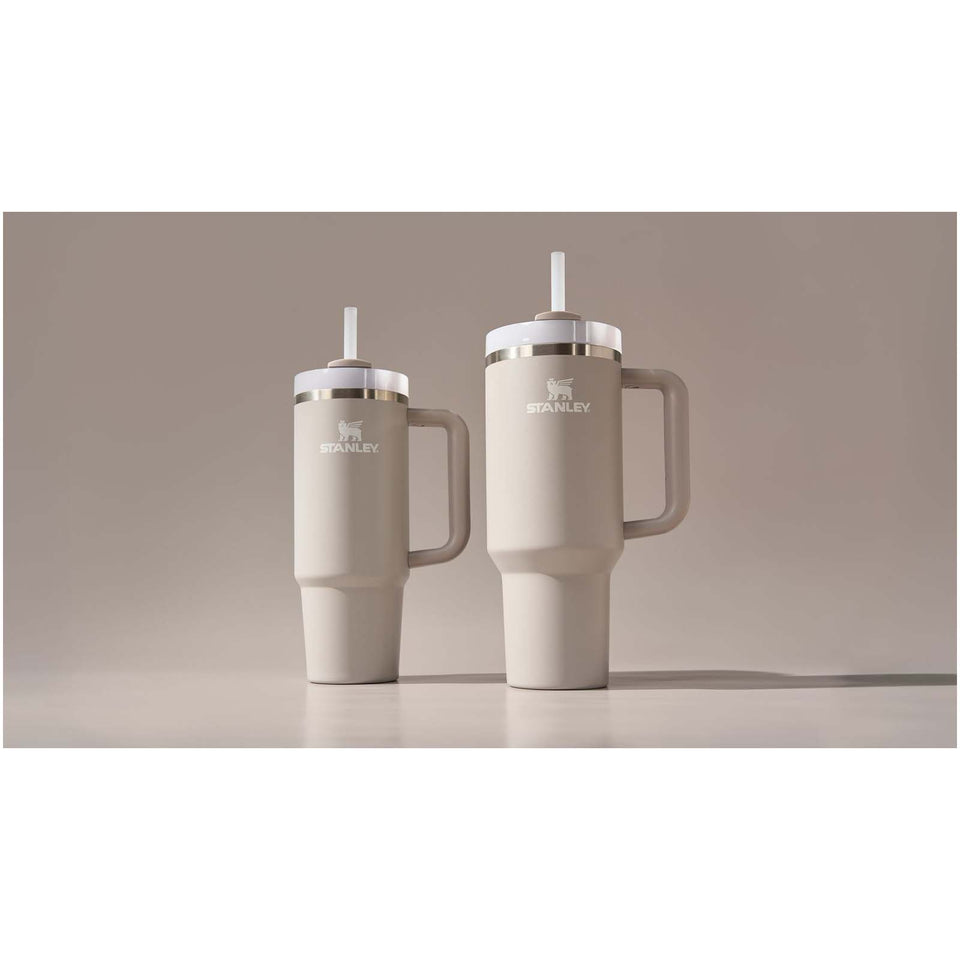 Bicchiere isolato Stanley Quencher® H2.0 FlowState™ 890 ml in acciaio inox riciclato personalizzato con logo - Pubblienne
