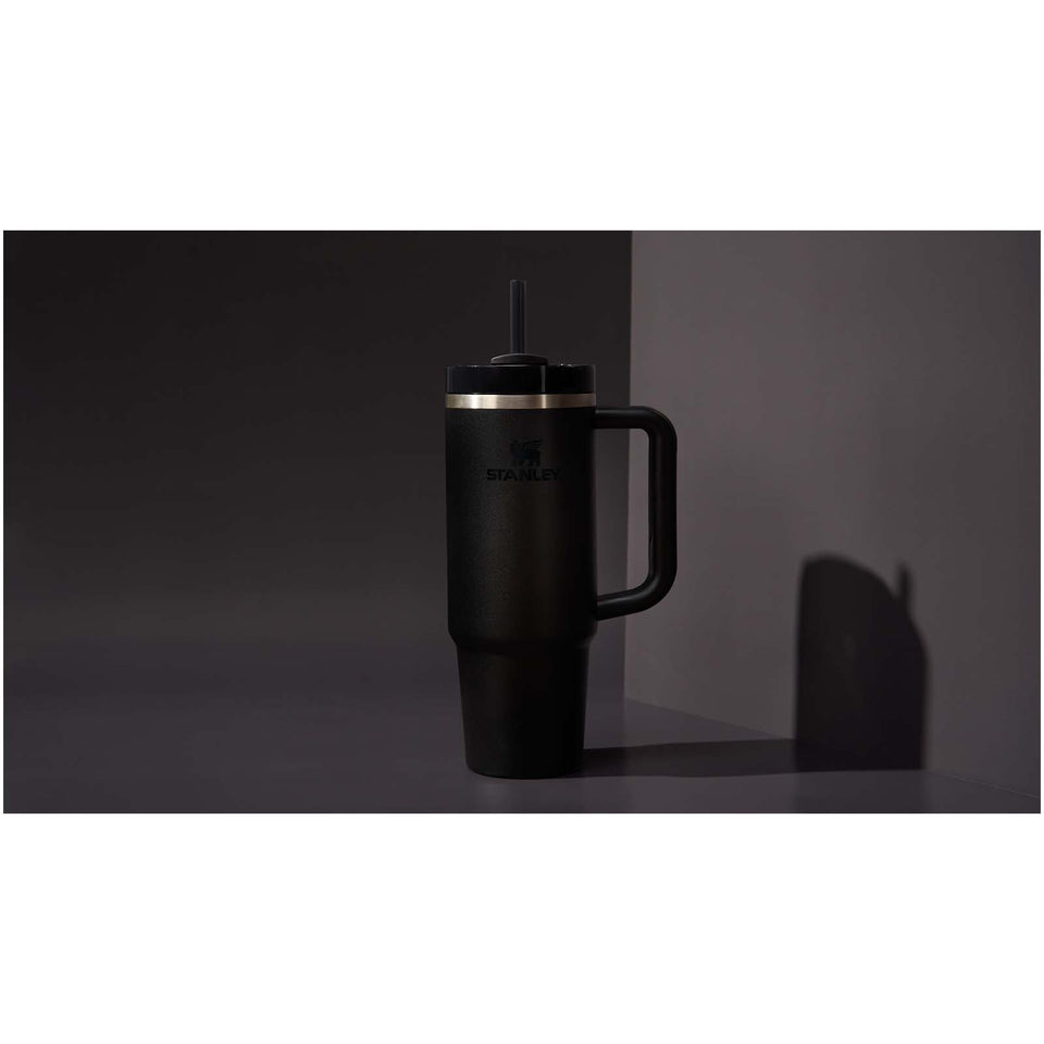 Bicchiere isolato Stanley Quencher® H2.0 FlowState™ 890 ml in acciaio inox riciclato personalizzato con logo - Pubblienne
