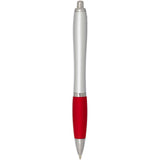 Penna a sfera in plastica riciclata certificata RCS con fusto argentato e impugnatura colorata (inchiostro nero) Nash personalizzato con logo - Pubblienne