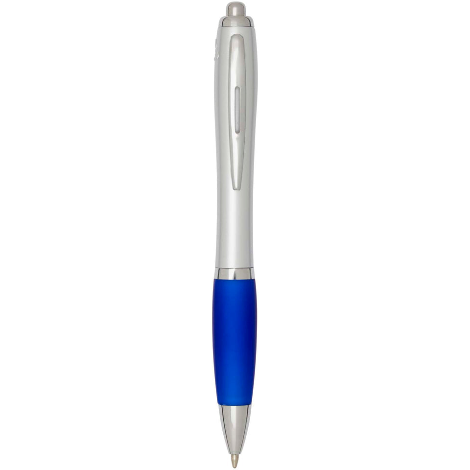 Penna a sfera in plastica riciclata certificata RCS con fusto argentato e impugnatura colorata (inchiostro nero) Nash personalizzato con logo - Pubblienne
