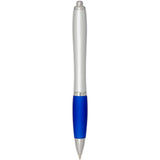 Penna a sfera in plastica riciclata certificata RCS con fusto argentato e impugnatura colorata (inchiostro nero) Nash personalizzato con logo - Pubblienne