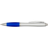 Penna a sfera in plastica riciclata certificata RCS con fusto argentato e impugnatura colorata (inchiostro nero) Nash personalizzato con logo - Pubblienne