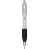 Penna a sfera in plastica riciclata certificata RCS con fusto argentato e impugnatura colorata (inchiostro nero) Nash personalizzato con logo - Pubblienne