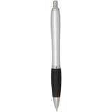 Penna a sfera in plastica riciclata certificata RCS con fusto argentato e impugnatura colorata (inchiostro nero) Nash personalizzato con logo - Pubblienne