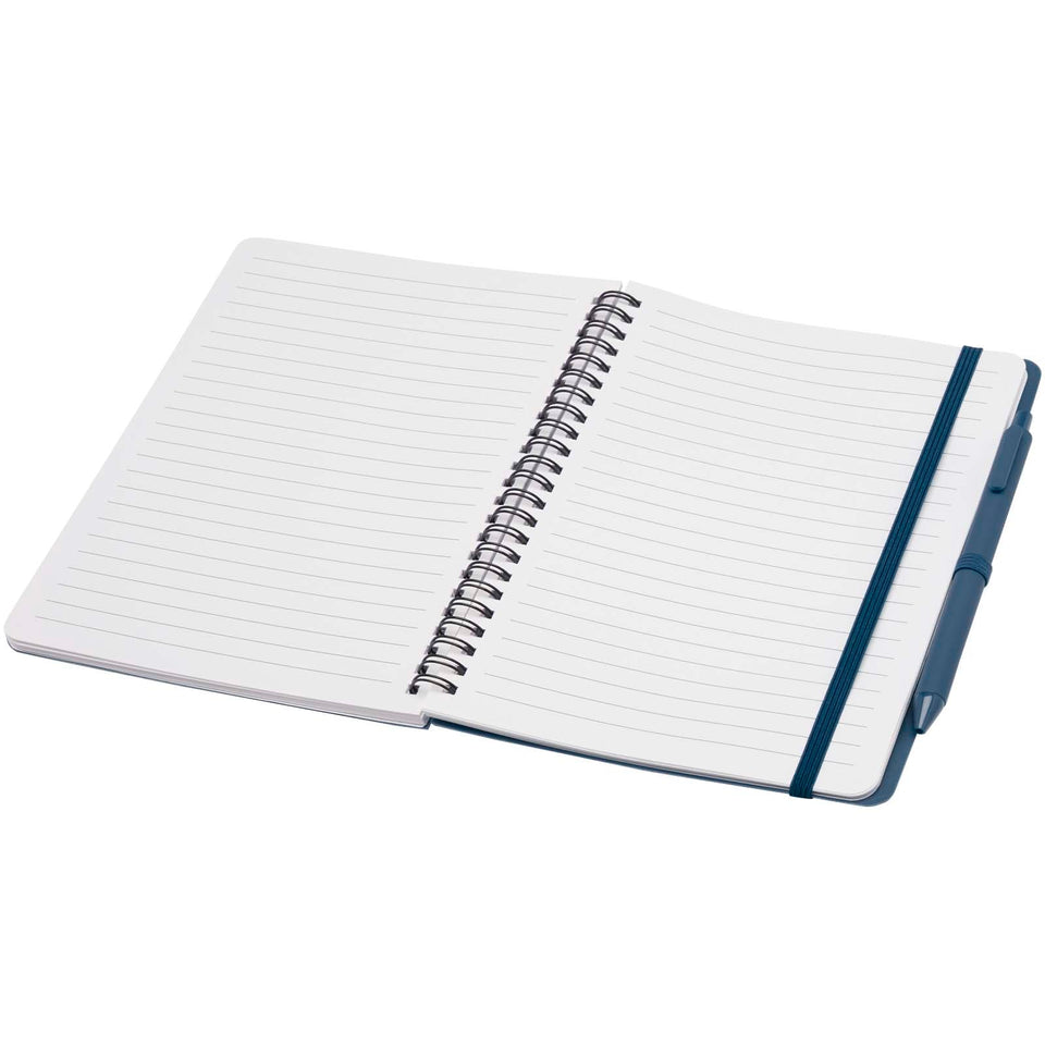 Blocco note formato A5 con copertina rigida in plastica recuperata in prossimità degli oceani e penna a sfera Thalaasa (inchi personalizzato con logo - Pubblienne