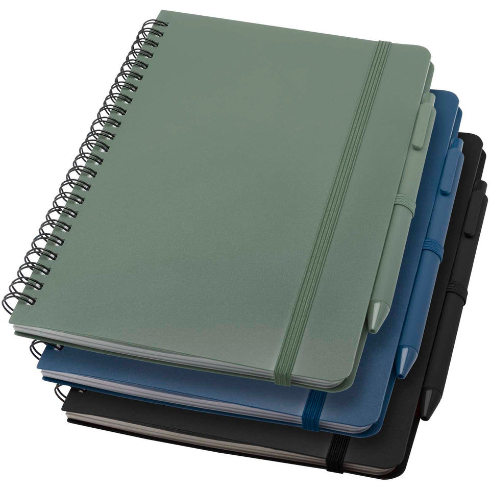 Blocco note formato A5 con copertina rigida in plastica recuperata in prossimità degli oceani e penna a sfera Thalaasa (inchi personalizzato con logo - Pubblienne