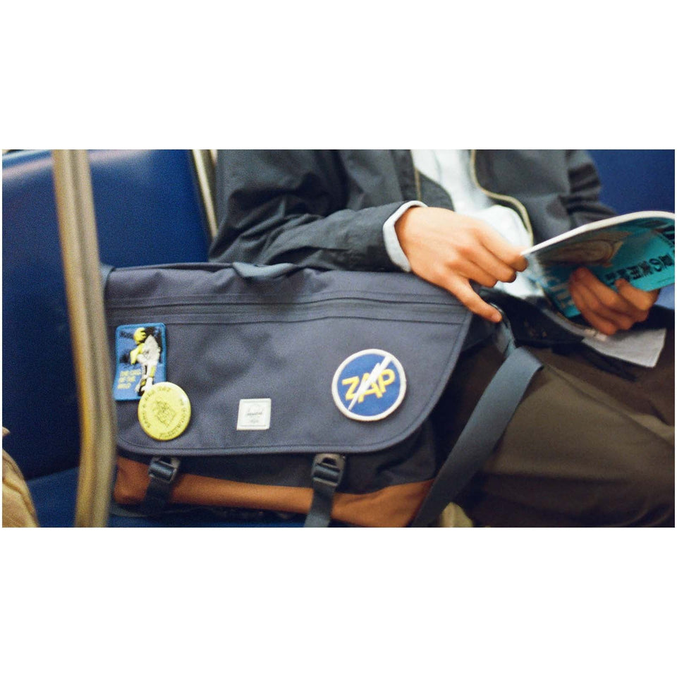 Borsa a tracolla in materiale riciclato da 22,5 litri Herschel Cove personalizzato con logo - Pubblienne