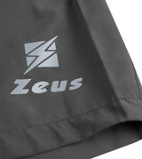 https://www.zeusport.it/public//prodotti/1252_23_bermuda%20stadium%20grigio%20dettaglio%20logo%20zeus.jpg