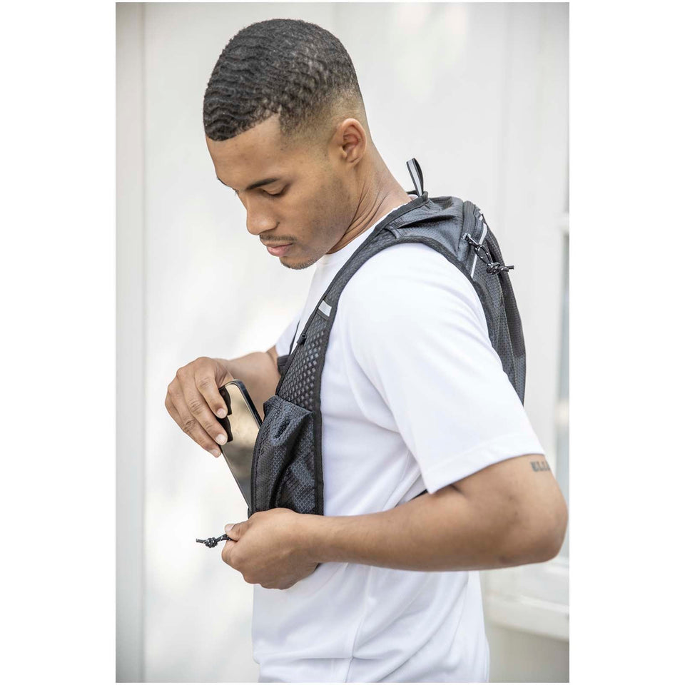 Gilet per la corsa in materiale riciclato certificato GRS con zainetto per l'idratazione da 5 litri Nomad personalizzato con logo - Pubblienne