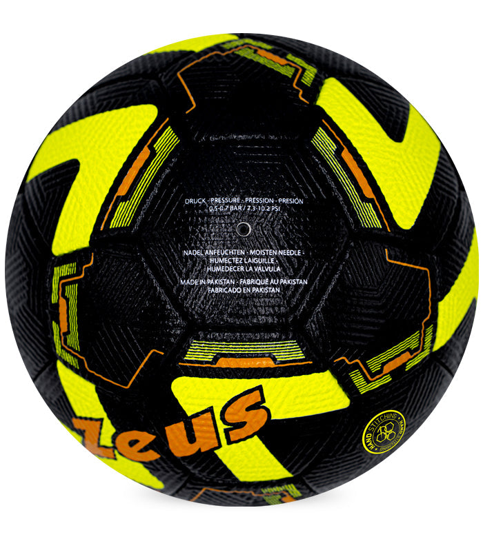 https://www.zeusport.it/public//prodotti/1646_232_Pallone-street-04.jpg